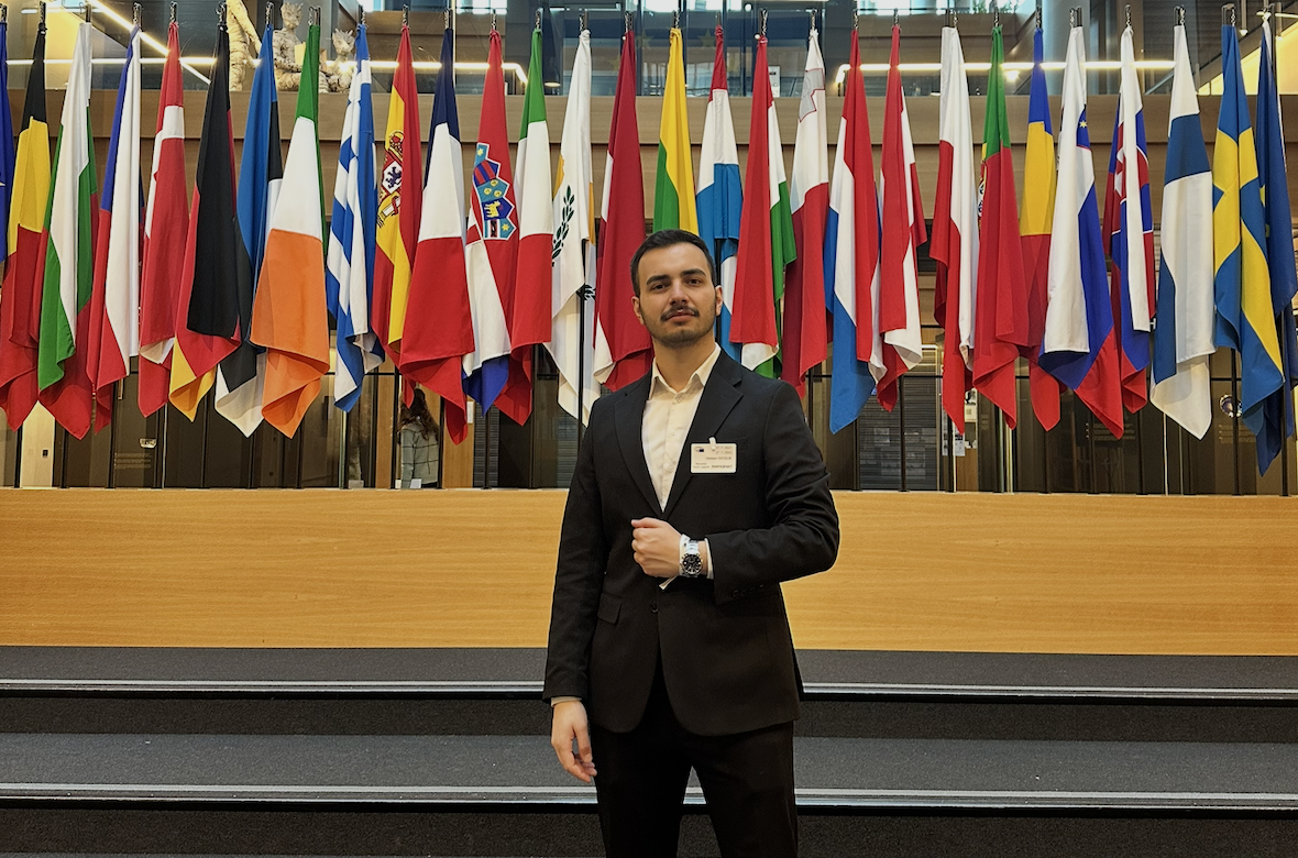 Hüseyin Özçelik vor europäischen Nationalflaggen